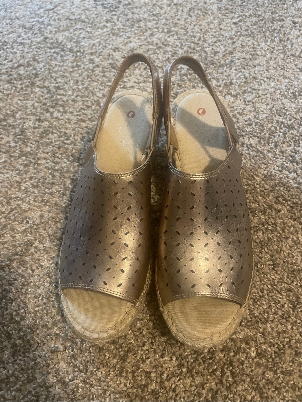 Clark’s Petrina Gail Metallic Gold Espadrille Wedge Sandals size 7.5